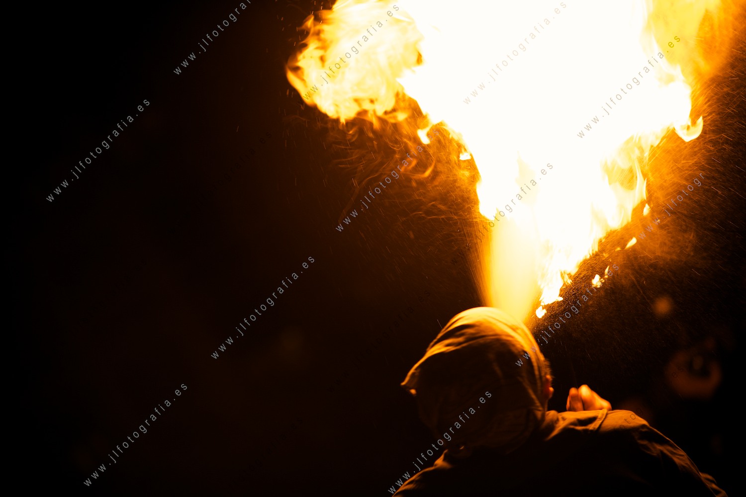 Carnaval de Barakaldo, espectáculo de fuego, con el tragafuegos