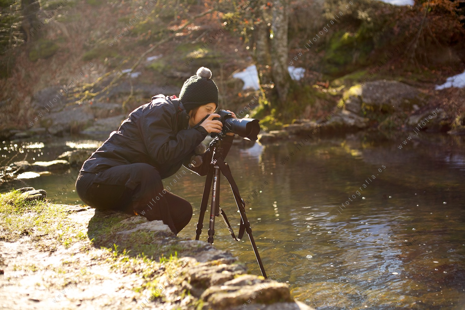 Josune Reoyo, compañera de Denbora fotografiando desde el río con el trípode, en la sierra de Gibijo, salto del Nervión