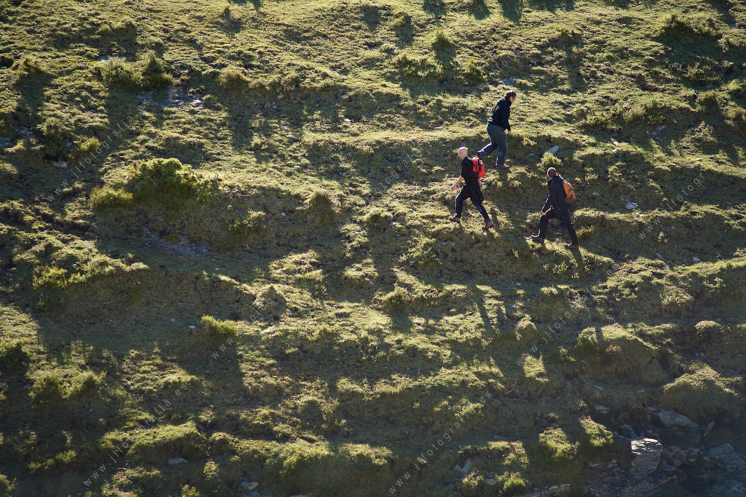Montañeros subiendo una pala del desfiladero haciendo cetas.