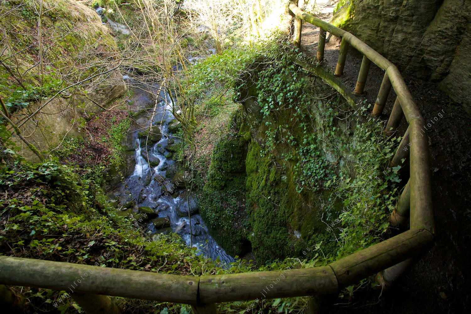Camino por la ruta del desfiladero de Delika que bordea un río