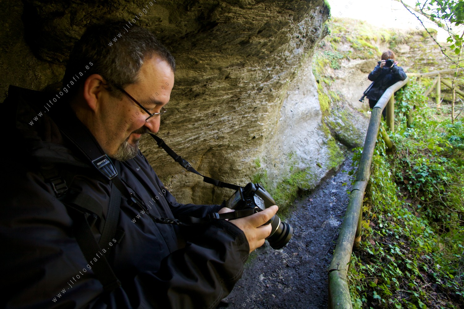 Compañeros de Denbora, haciendo fotos en la ruta del desfiladero de Delika