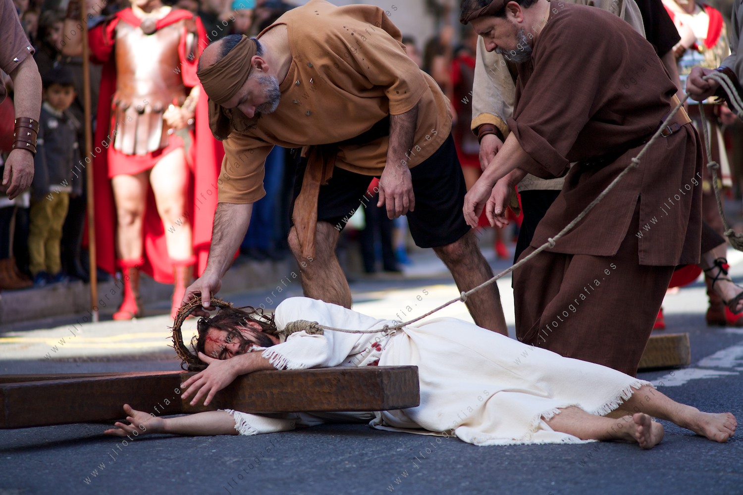 segunda caida de cristo con la cruz en el viacrucis de la semana santa de Balmaseda