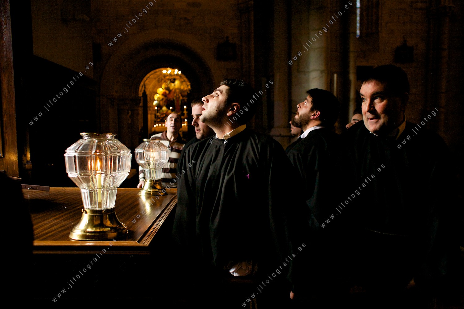cofrades mirando hacia el cristo al salir de la iglesia en Balmaseda