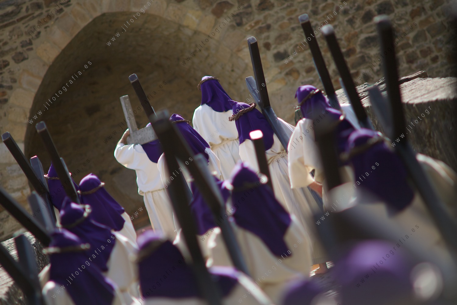 viacrucis de Balmaseda a su paso por el pueste romano con los penitentes