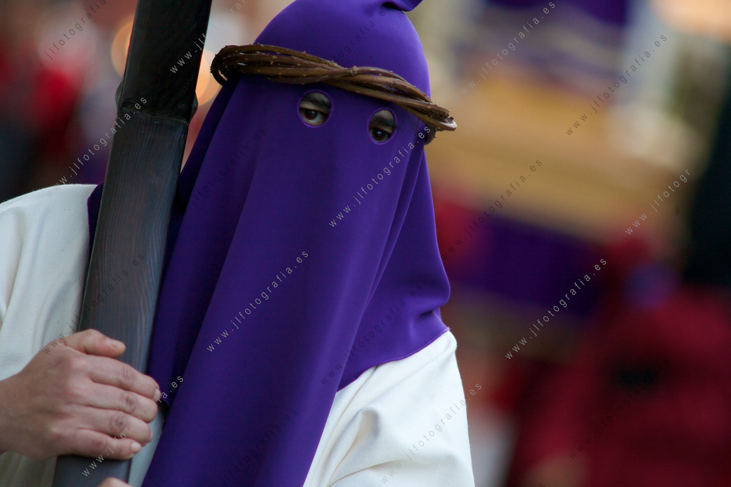 Penitente cargando con una cruz en la semana santa de Balmaseda 
