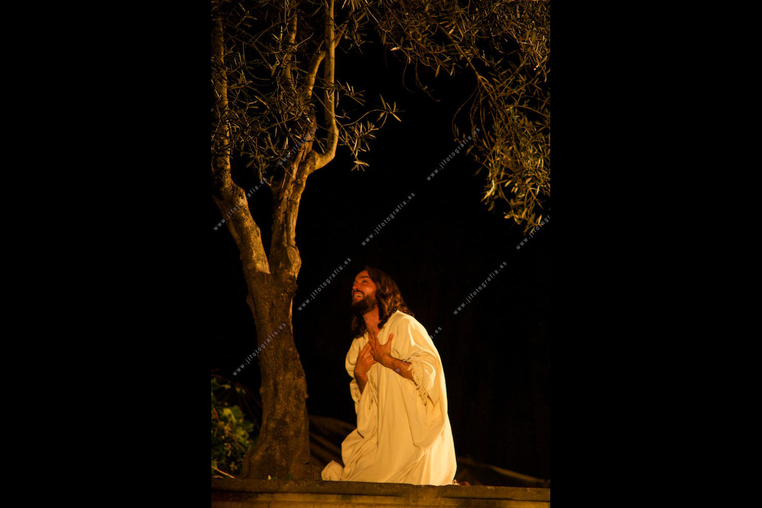 Jesucristo bajo el olivo suplicándole a Dios, durante la pasión viviente de Balmaseda en semana santa
