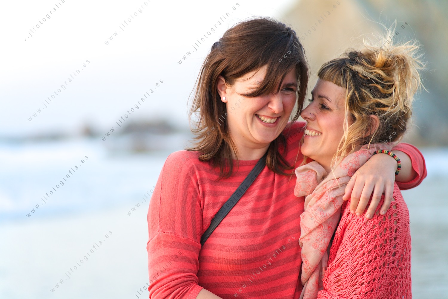 Primer plano de dos amigas abrazadas en retrato