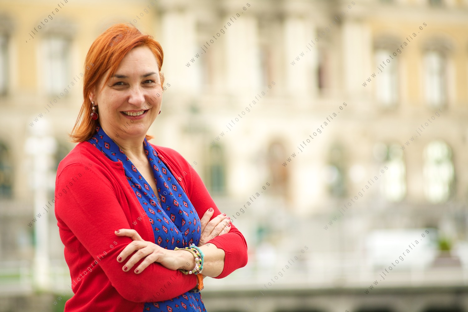 Carmen Muñoz, en plano medio delante del ayuntamiento de Bilbao.