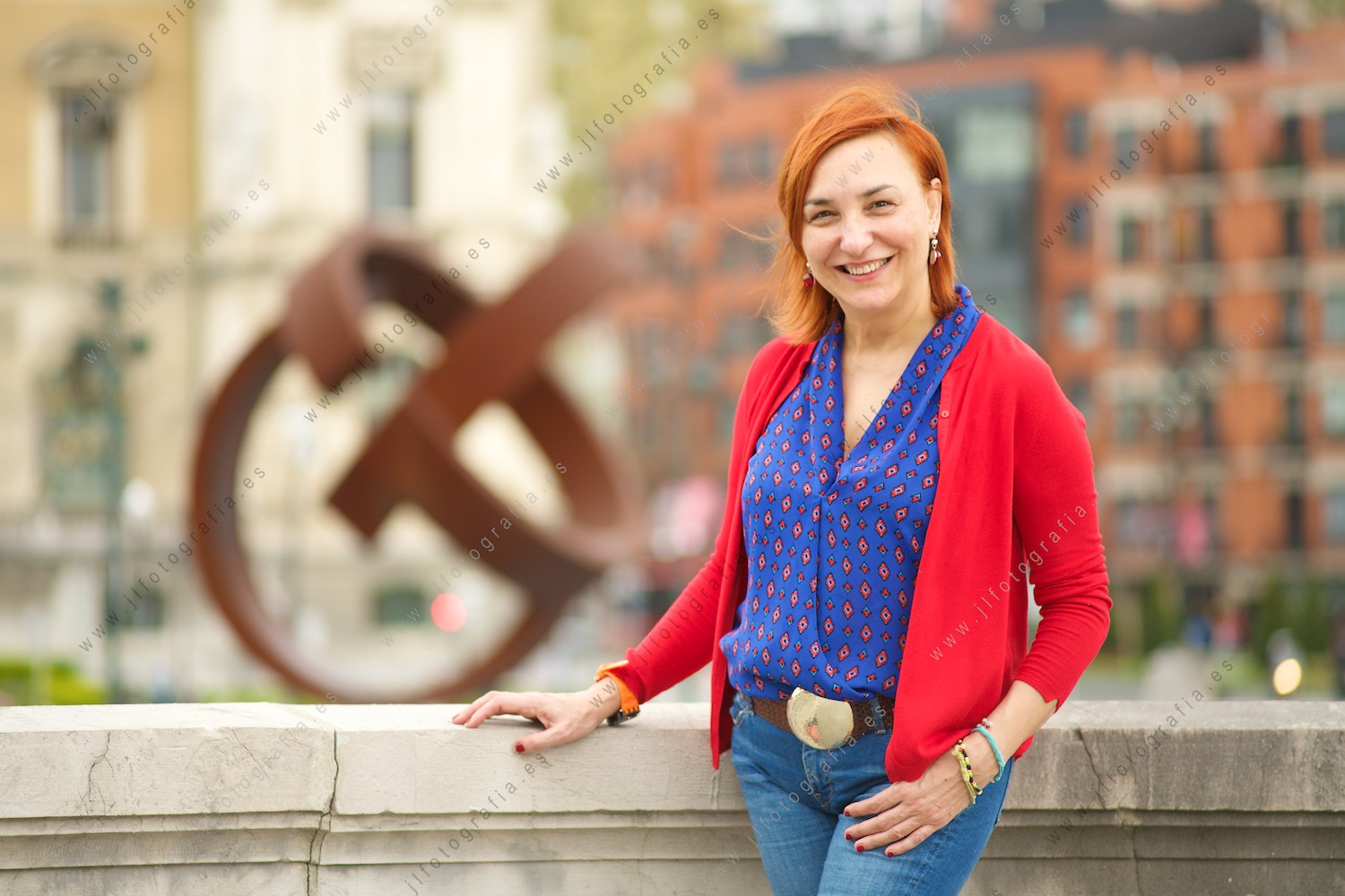 Carmen Muñoz, periodista, miembro de EQUO y concejala de Udalberri, posando delante de Variante Ovoide del Ayuntamiento de Bilbao