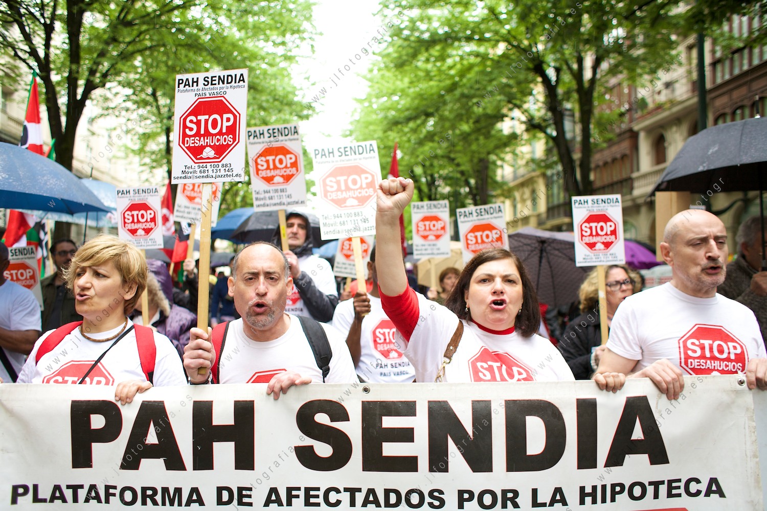 Plano corto de miembros de la PAH Sendia al frente de la pancarta dando la cara