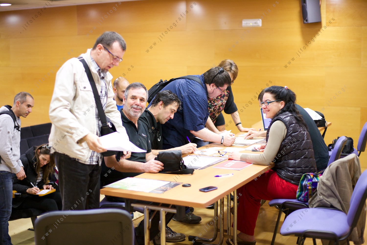 Inscripción del rally fotográfico de Denbora en el Salón de actos del Polideportivo Lasesarre