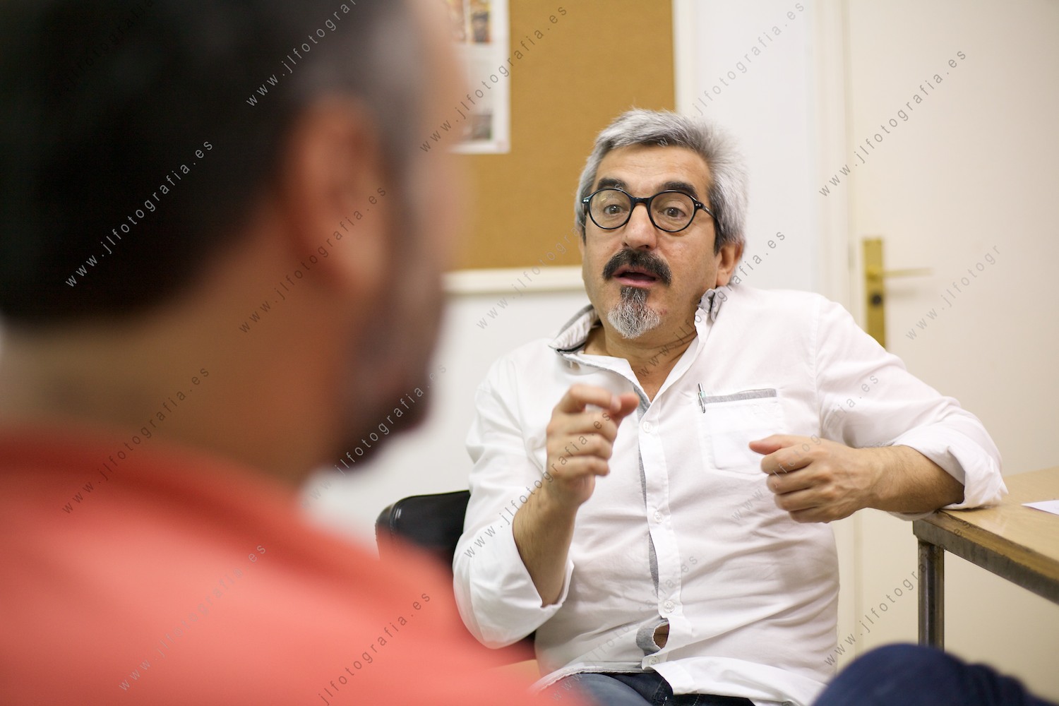 Uno de los jueces comentando antes de las votaciones