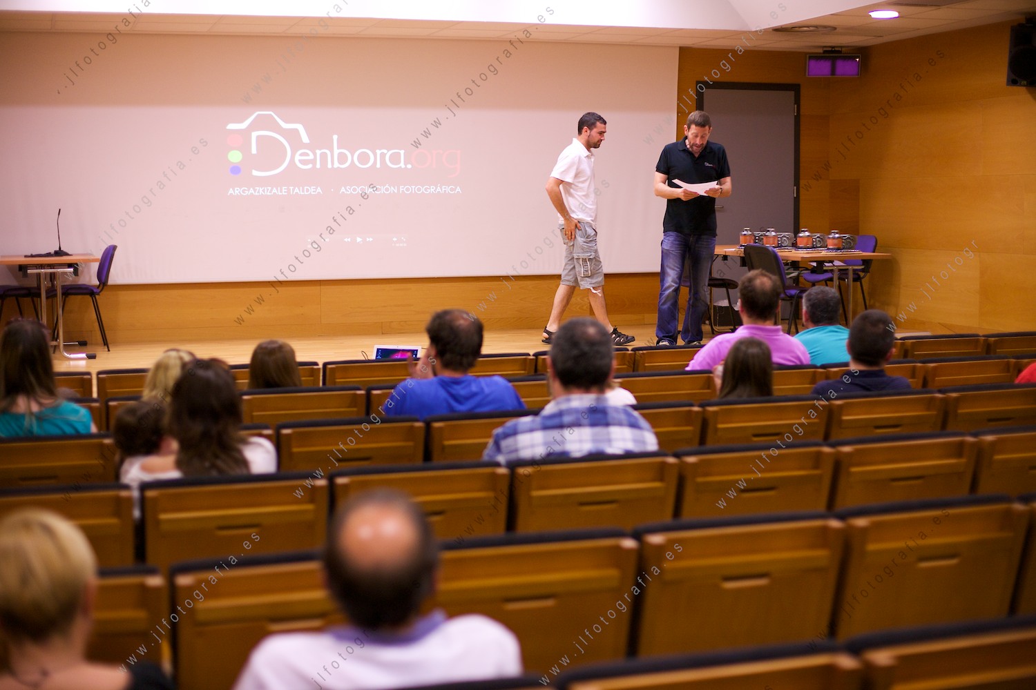 Presentación de la entrega de premios con el presidente de Denbora y el secretario
