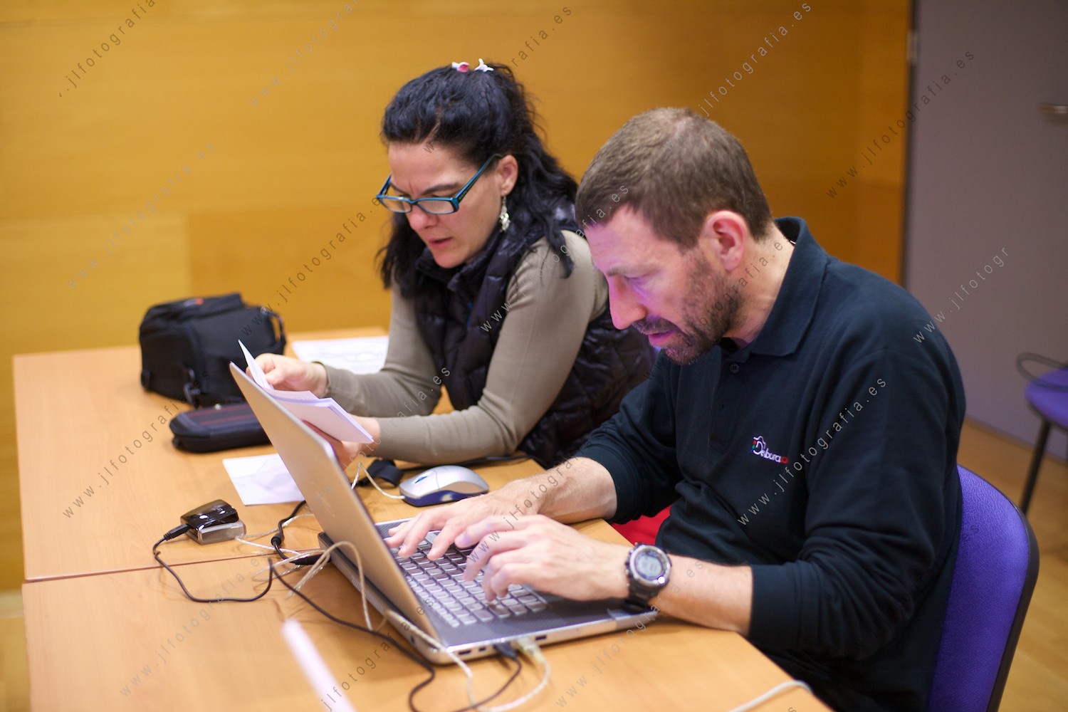 Recepcionando las tarjetas de las cámaras para descargar los jpg de los participantes