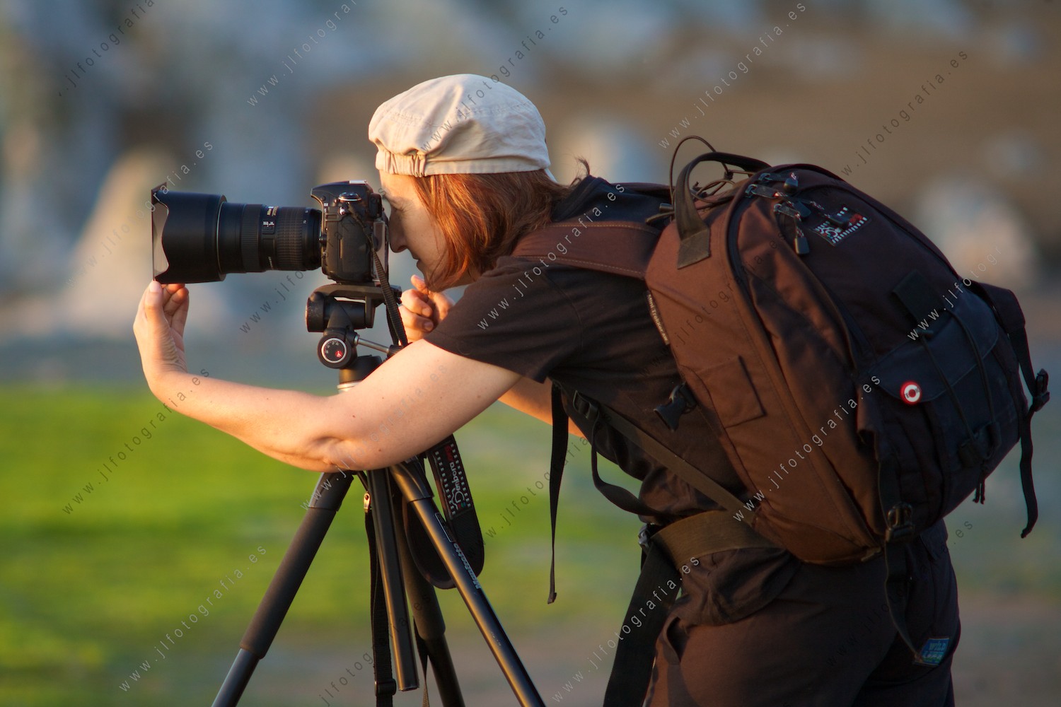 Josune, fotógrafa de Barakaldo, manejando el filtro degradado ND para hacer paisajes marinos