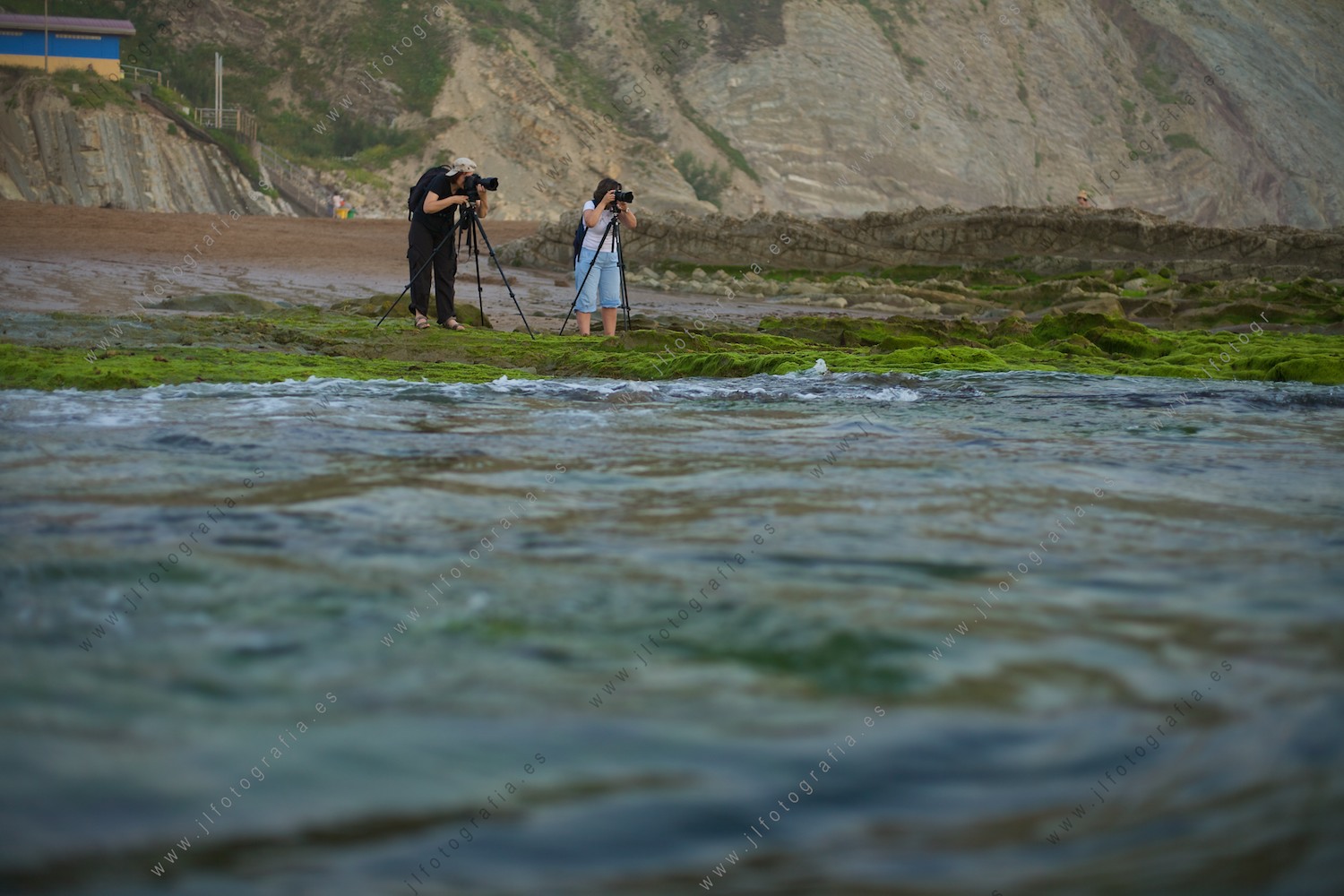 Foto desde el agua de las fotografas haciendo paisajes