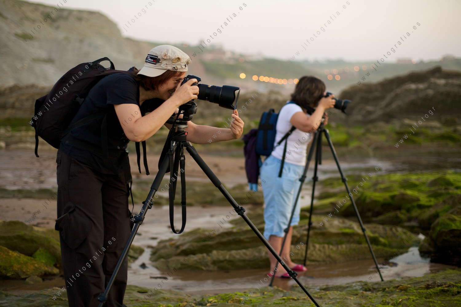 Mis compañeras de Denbora fotografiando paisaje en la puesta de sol