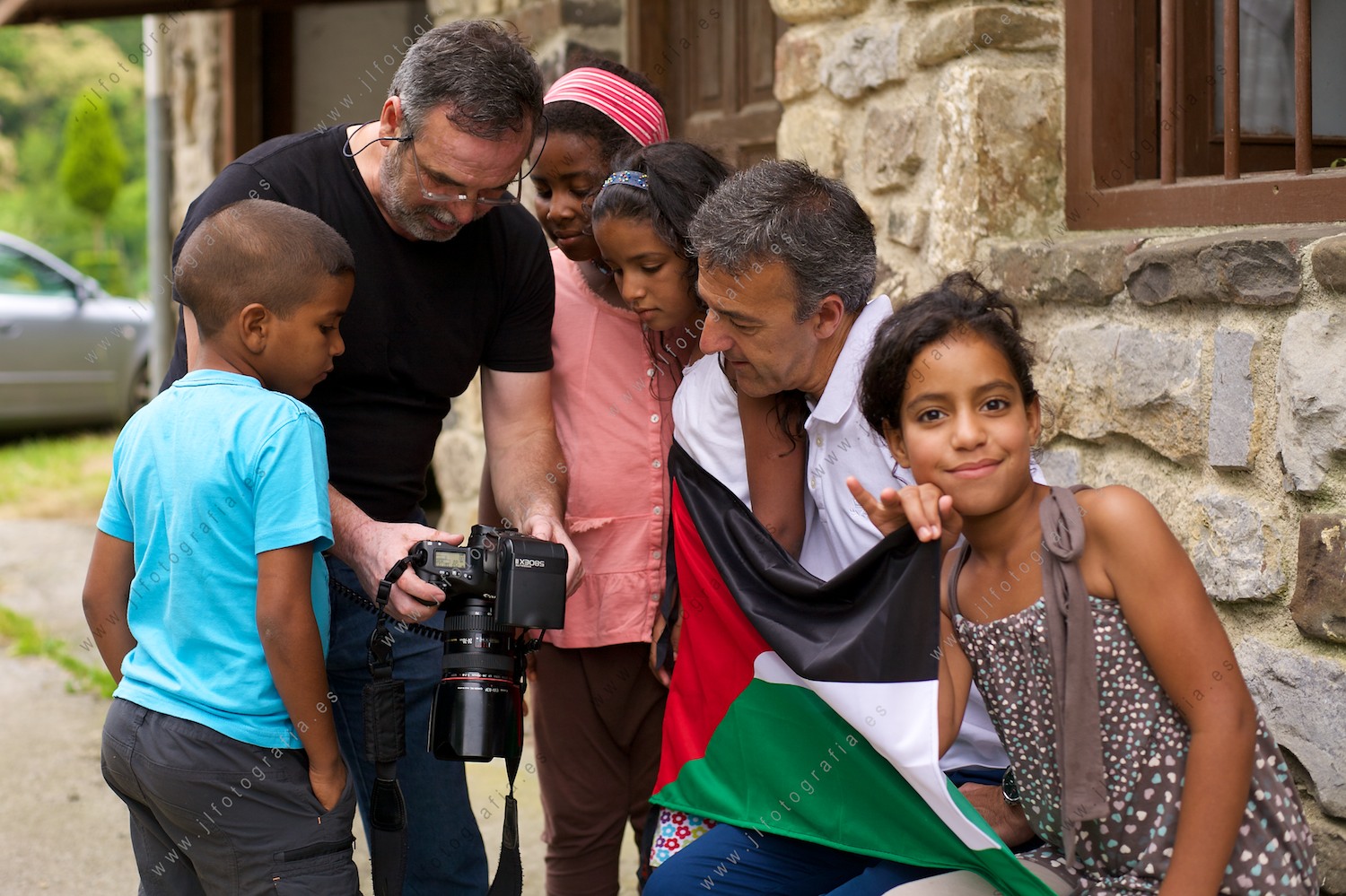 Los niños disfrutan viendo las fotografías de Manu