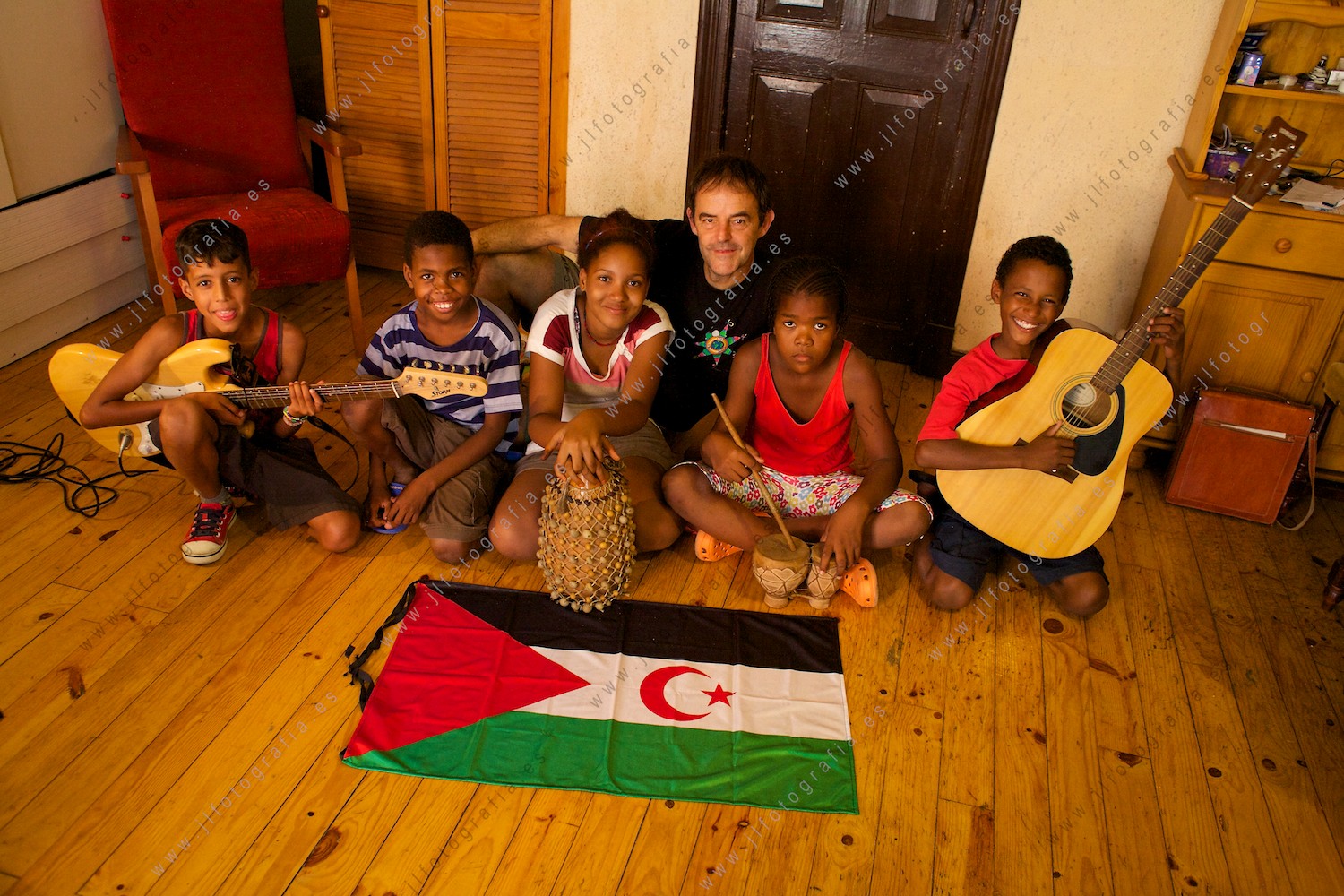 Jon Arretxe junto a un grupo de niños