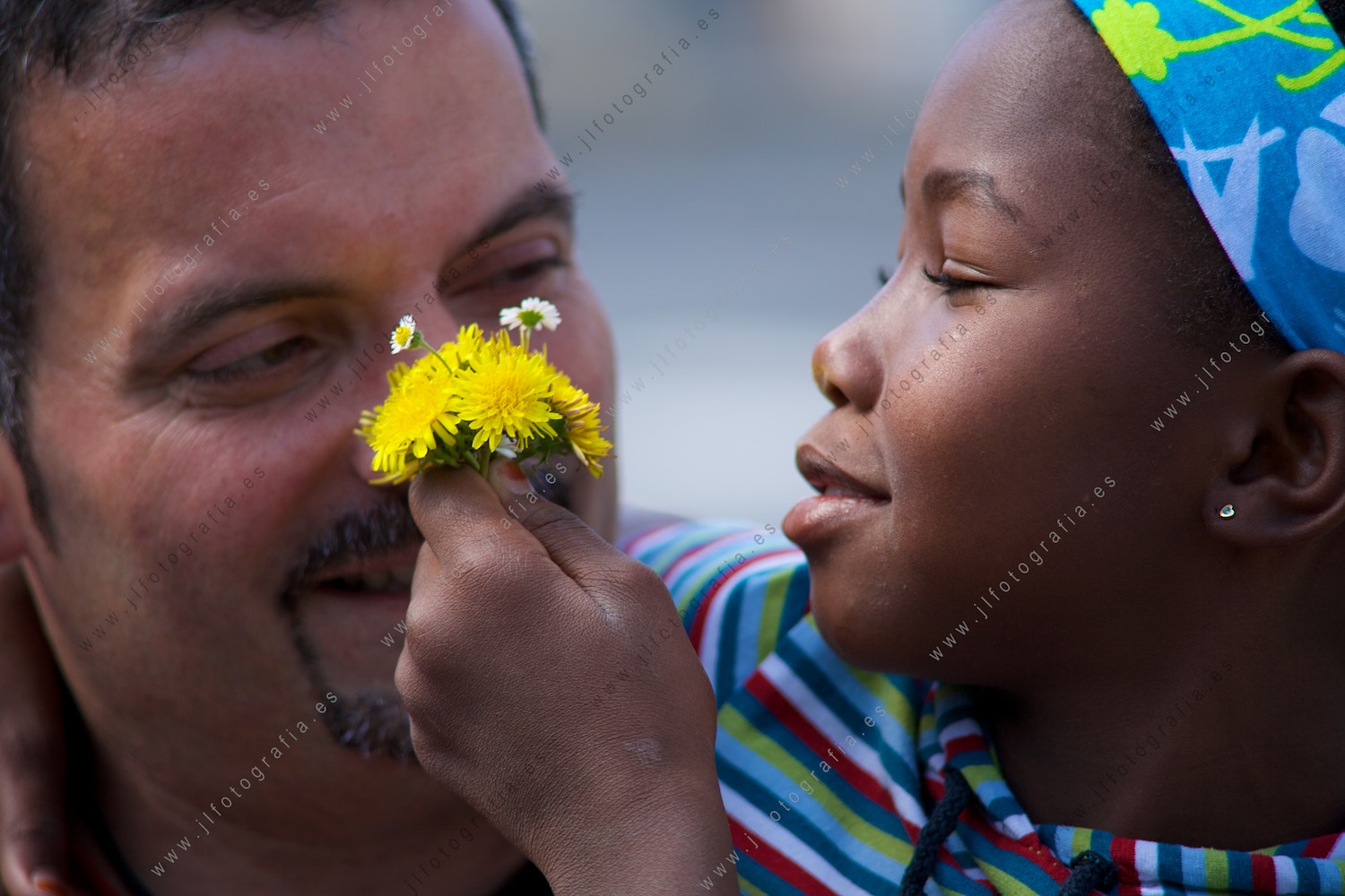 Niña regalando unas flores