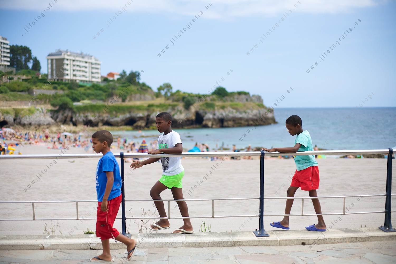 Niños del Sáhara junto al mar