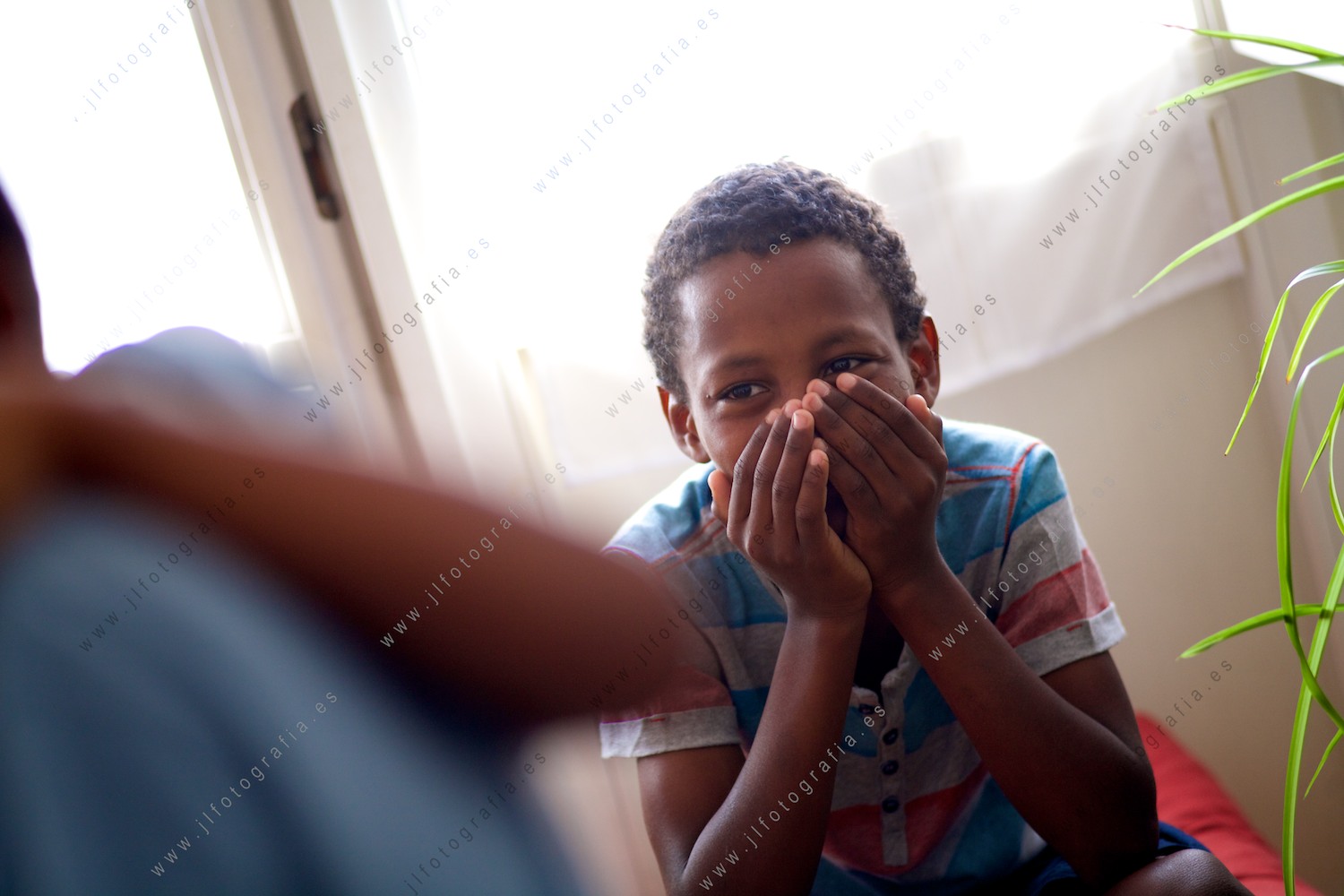 Retrato de niño muy tímido