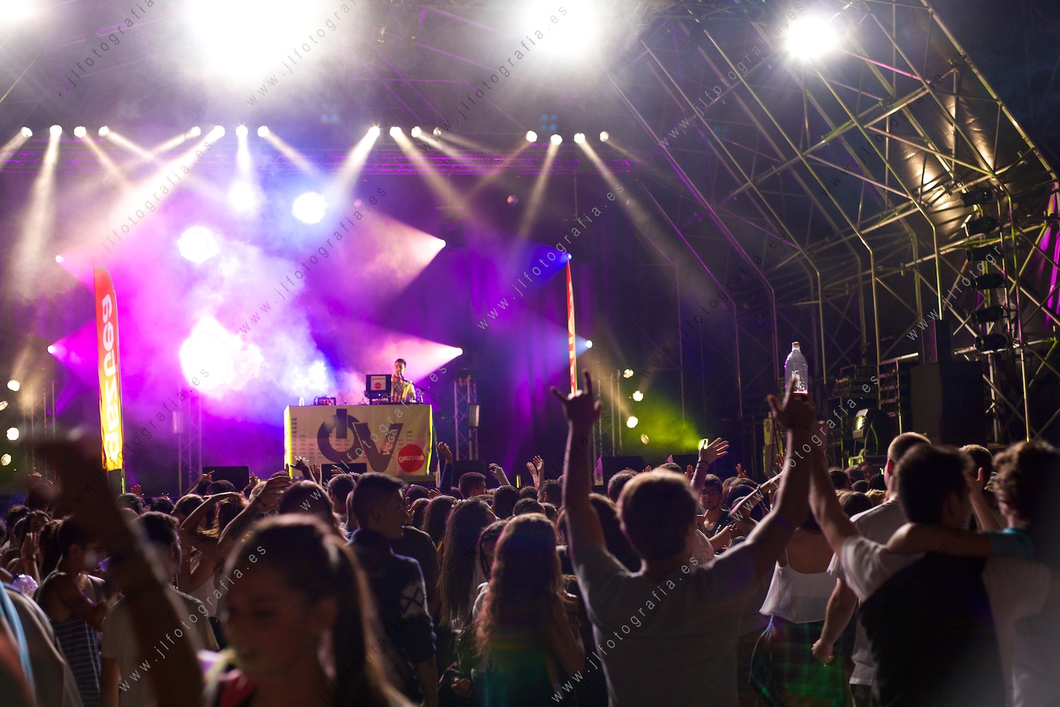 Mucho público adolescente en la sesión del DJ Oihan Vega en la Herriko Plaza de Barakaldo