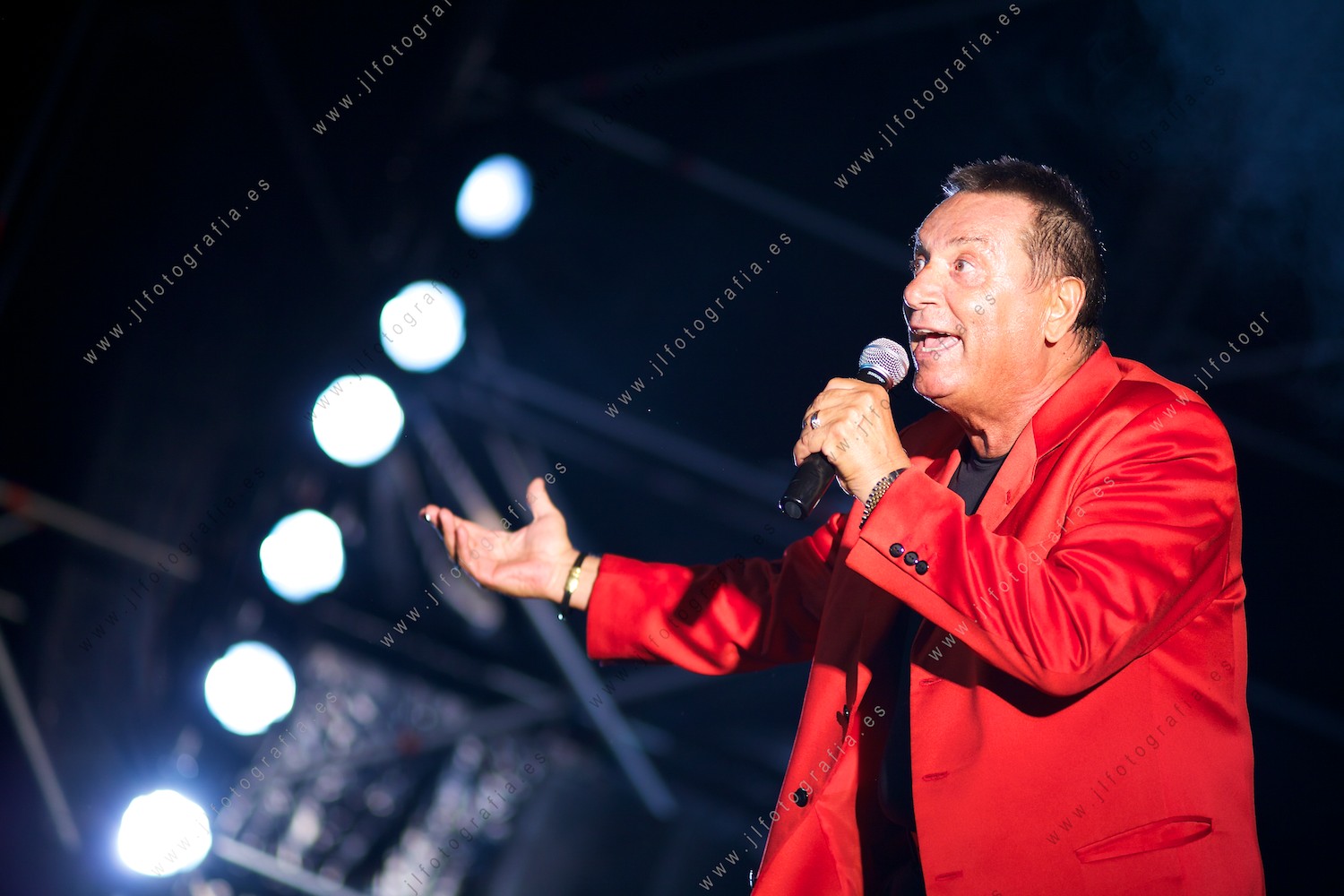 Agustín Ramírez, cantante de Los Diablos en las fiestas de El Carmen en Barakaldo