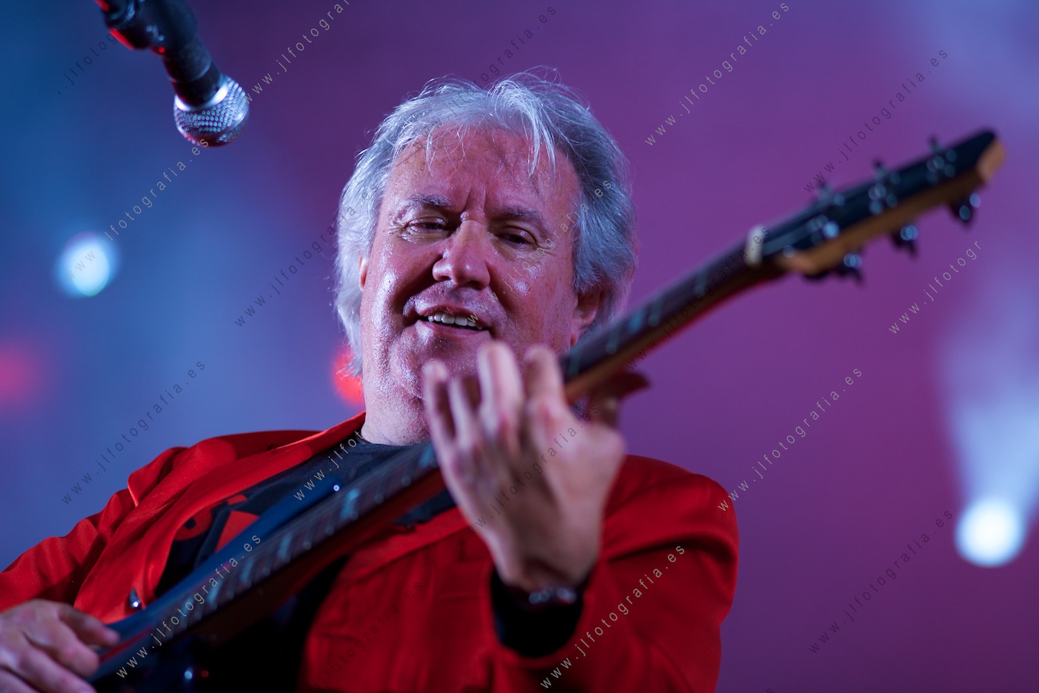 Enrique Martín, guitarra de Los Dialos, en el concierto de Barakaldo