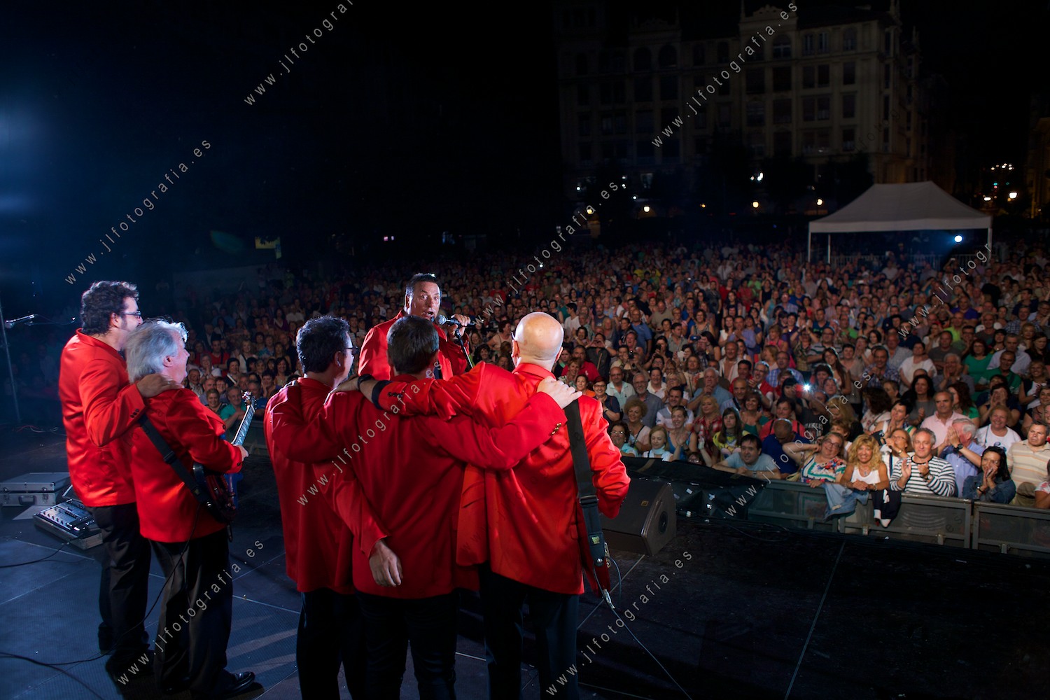 Los Diablos en la despedida de su concierto en la Herriko Plaza