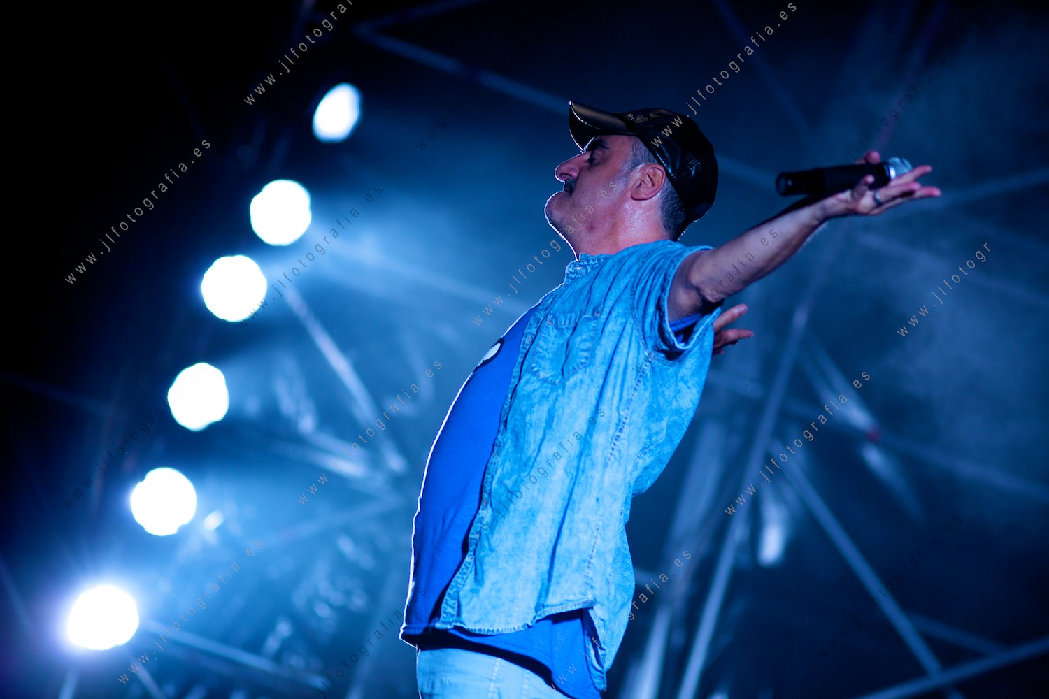 Alex Sardui, cantante de Gatibu, en el concierto de la Herriko Plaza de Barakaldo