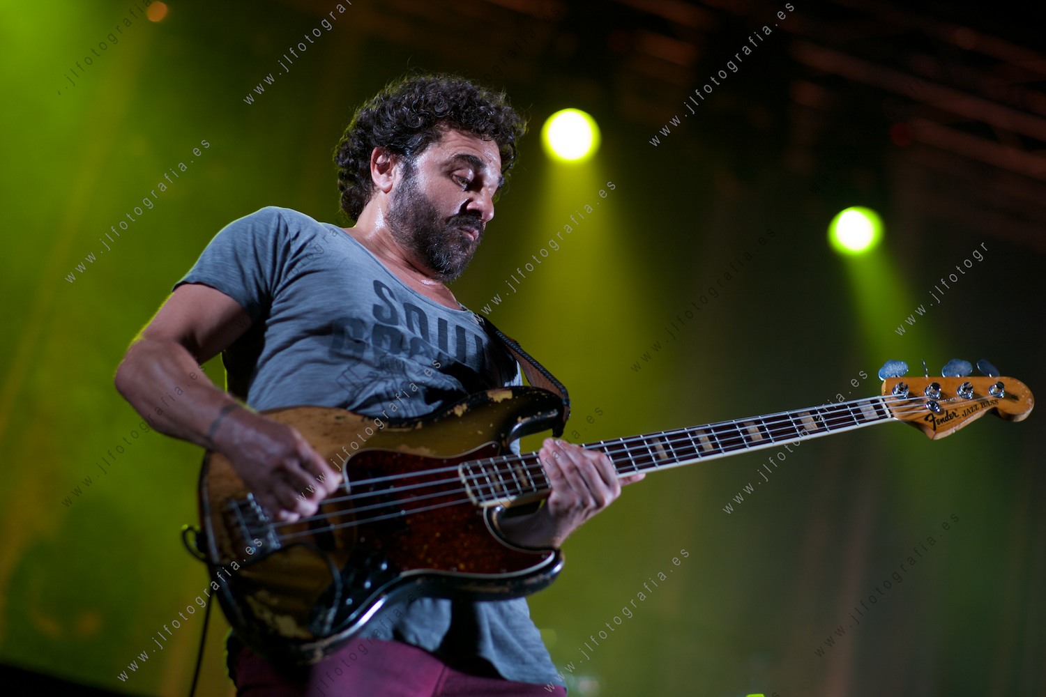Mikel Caballero, bajista del grupo de Gernika, Gatibu, en el concierto de las fiestas de Barakaldo