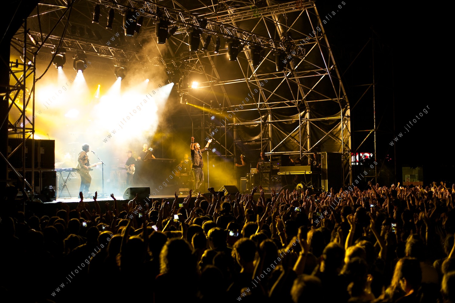 Lleno total en el concierto de Antonio Orozco en la Herriko Plaza de Barakaldo