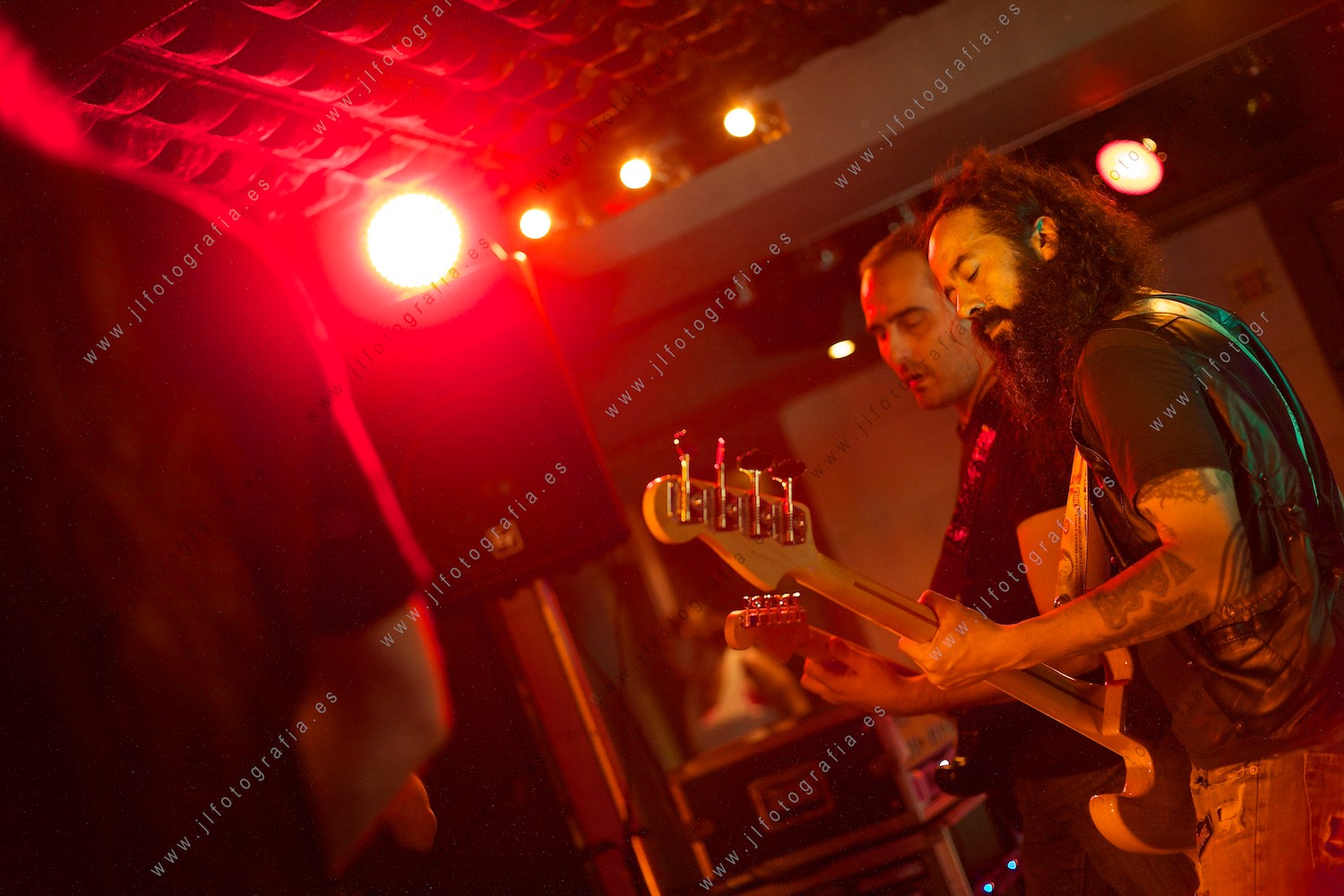 Ricardo Manrique, bajista, y Luis Borlaf, guitarra, del grupo de rock Jardín Infierno