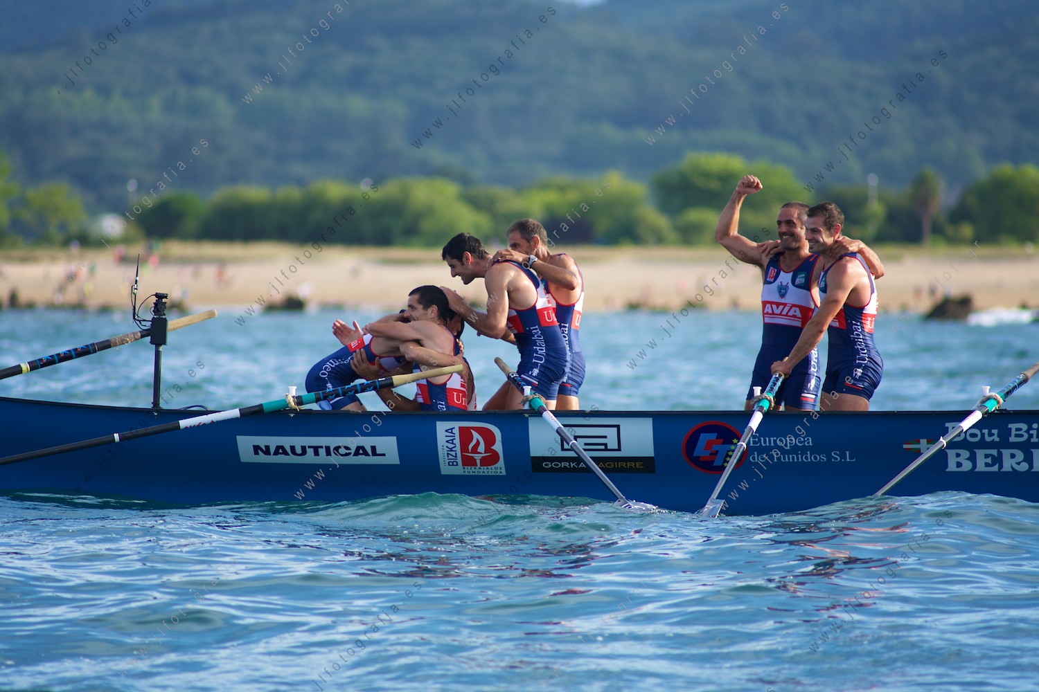 Los remeros de Urdaibai celebrando la victoria de la regata