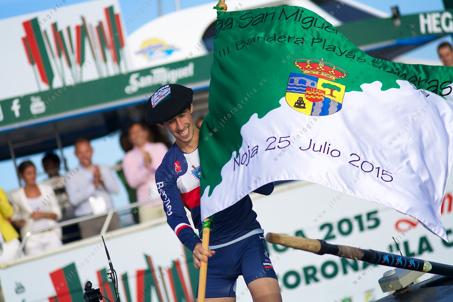 El patrón de Urdaibai, Gorka Aramberri, con la bandera de campeones de la regata III Bandera Playas de Noja