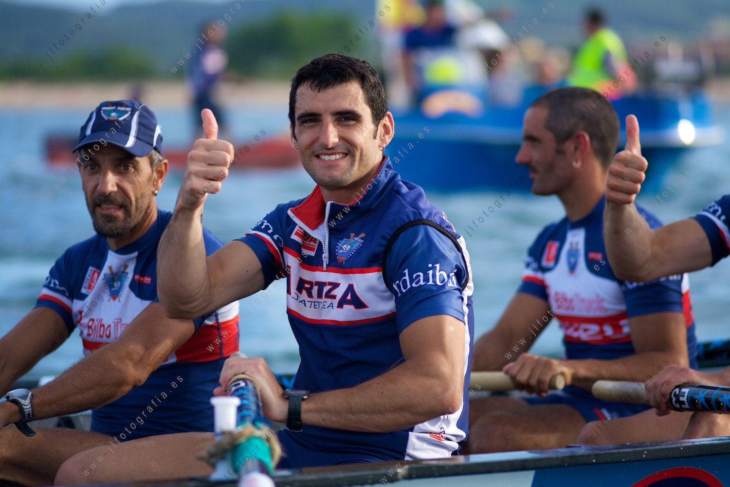 El remero, david Iglesias, celebrando la victoria