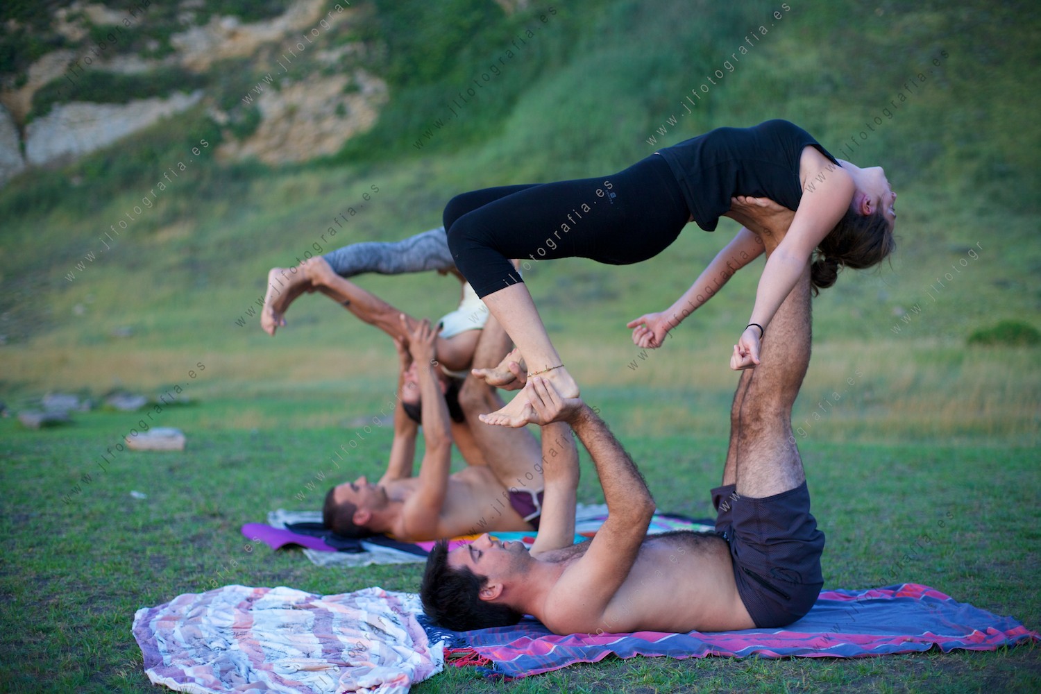 mujer suspendida boca arriba practicandop acroyoga en Azkorri.