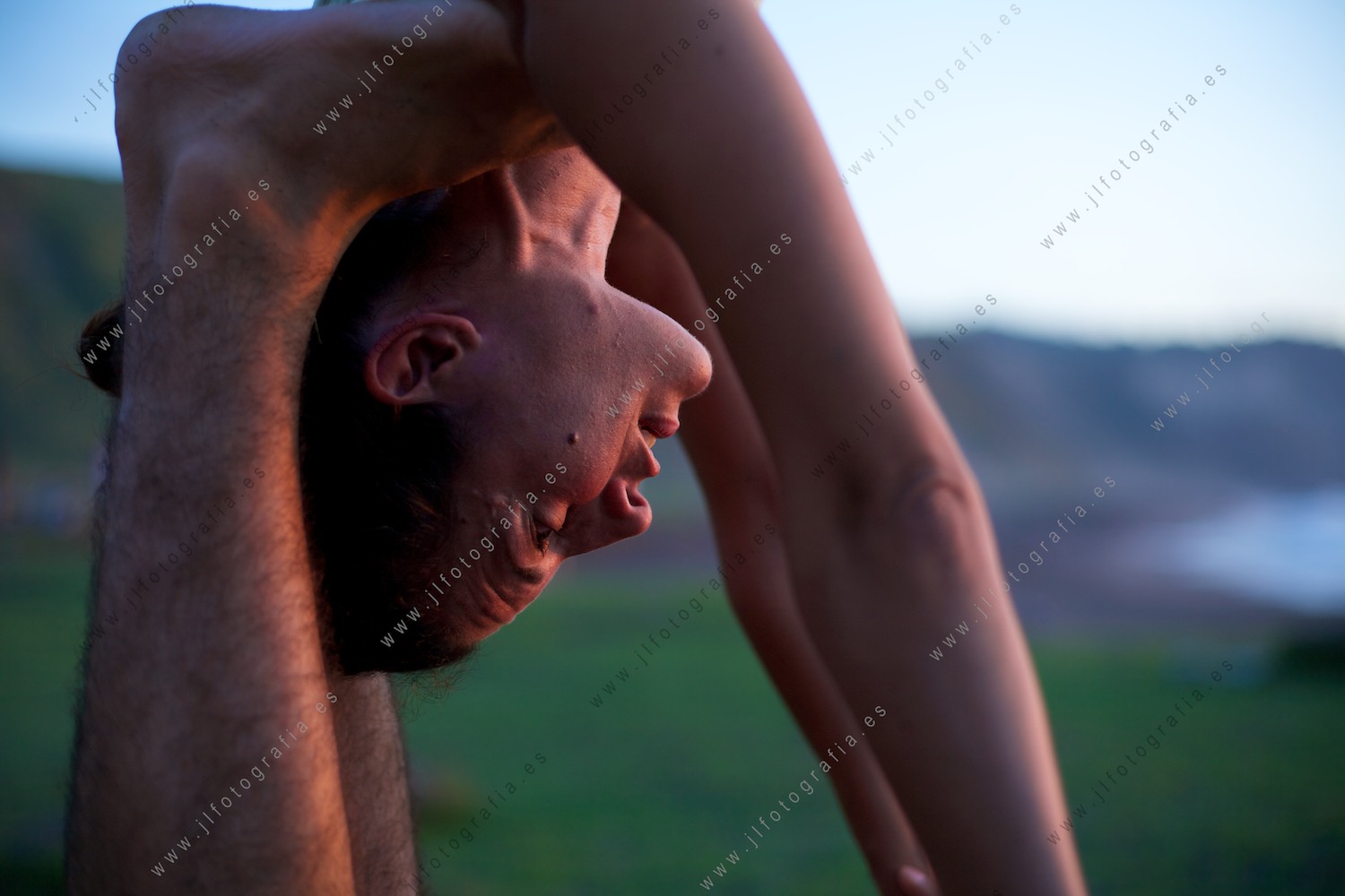 Detalle de esfuerzo durante el ejercicio de acroyoga 