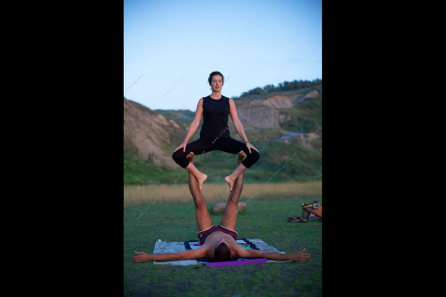 Ejercicio de acroyoga practicado al atardecer en Azkorri