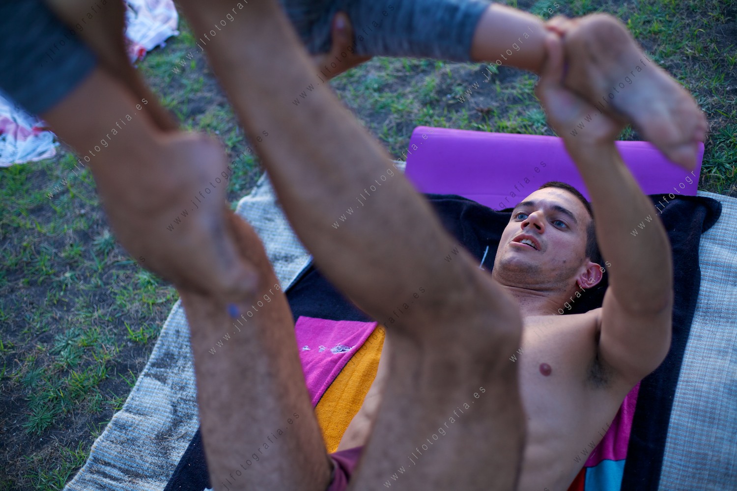 Detalle de las posiciones de acroyoga 