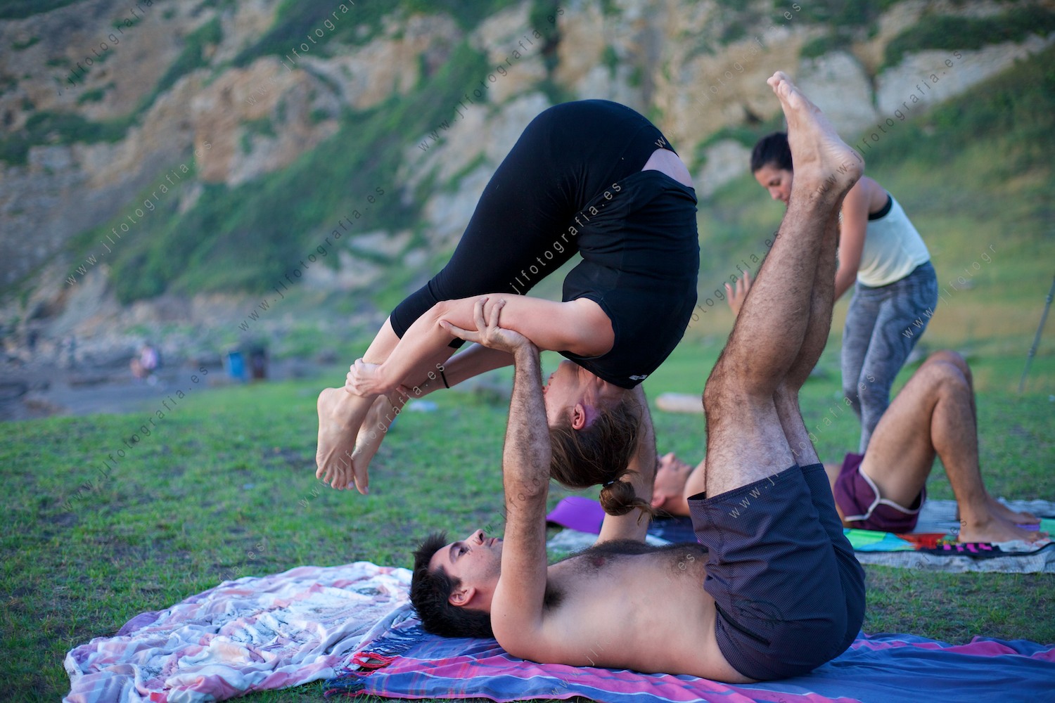 Practicando acroyoga en Azkorri