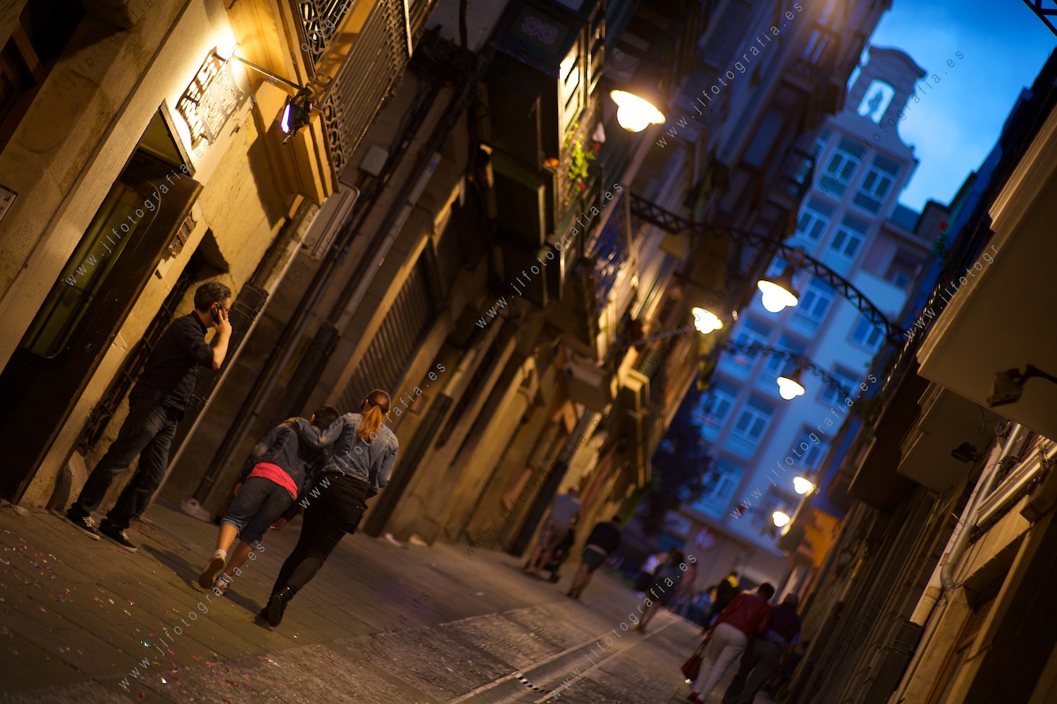Calle Santa María de Portugalete en la hora azul, en fiestas, vacía