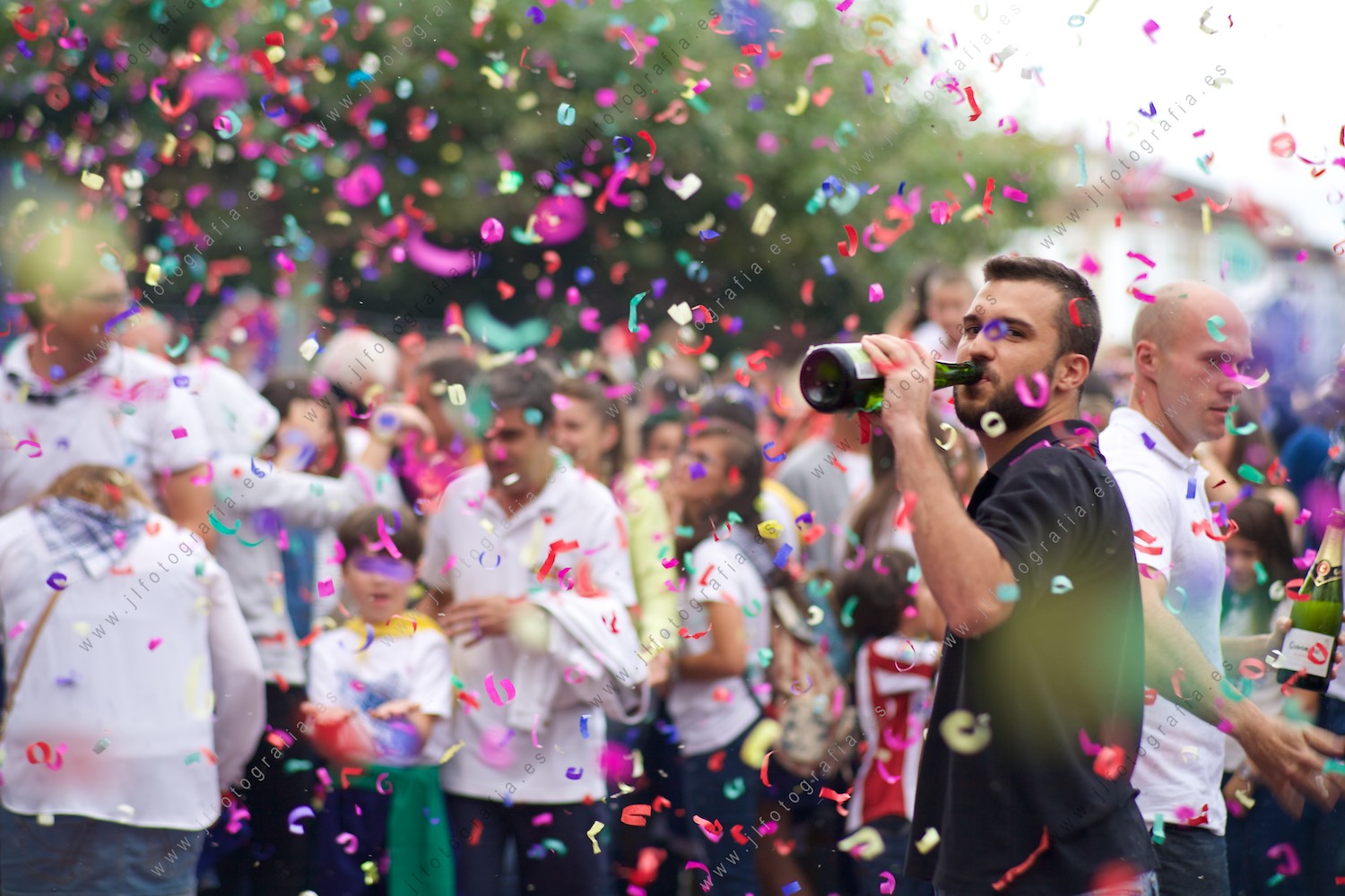 Joven bebiendo durante las fiestas de Portugalete