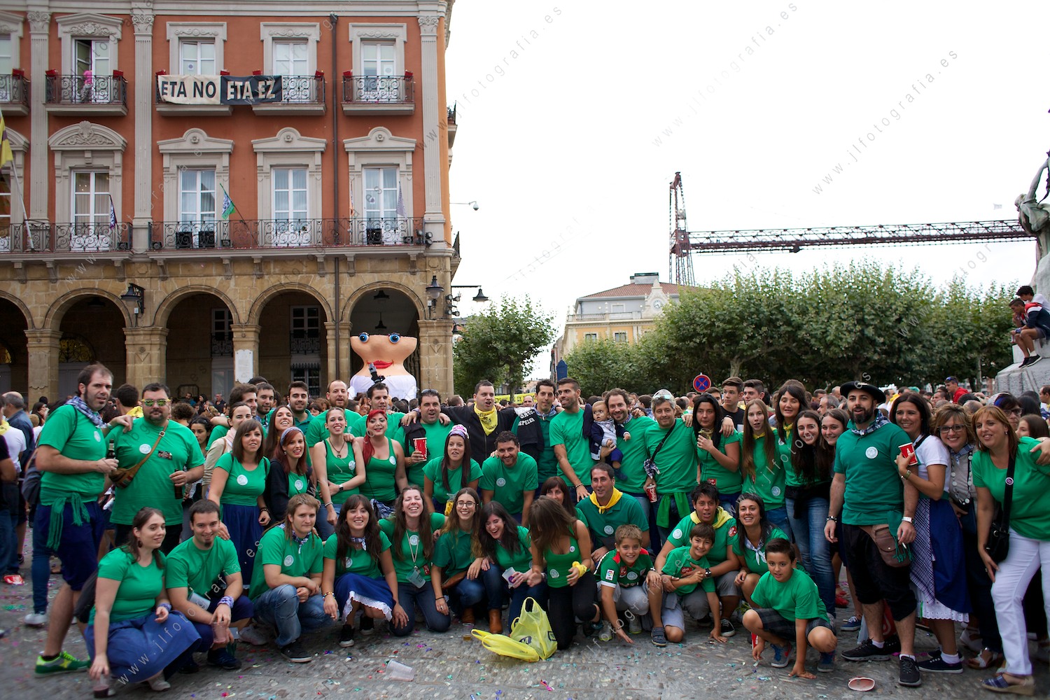 Posado y retrato de una cuadrilla de Portugalete en fiestas de San Roque