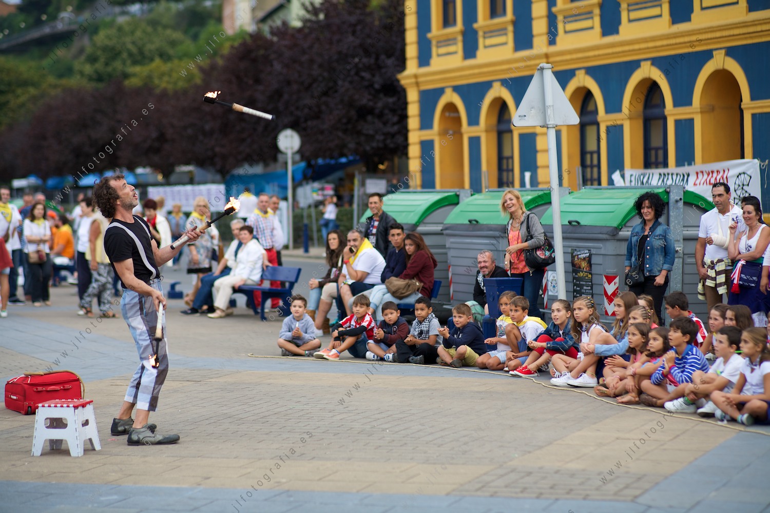artista malabarista en el paseo de la Canilla de Portugalete durante las fiestas de San Roque