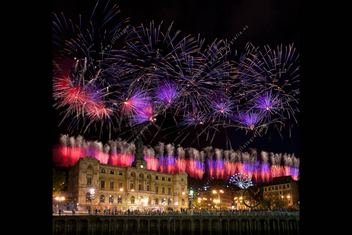Fotomontaje del ayuntamiento de Bilbao con fuegos artificiales en la aste nagusia