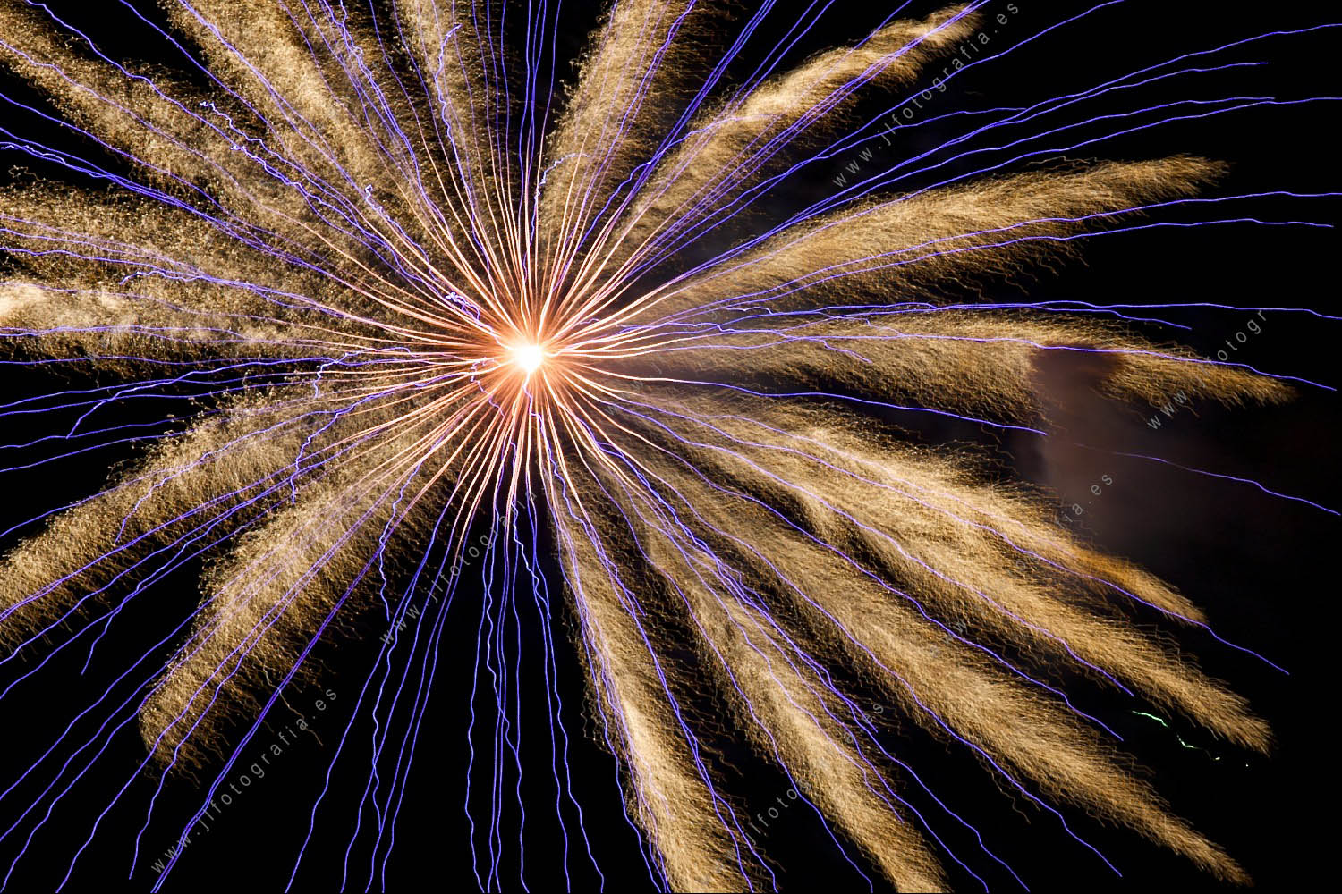 Fotografía de fuegos artificiales de la semana grande de fiestas de Bilbao, detalle de fuegos palmera de colores