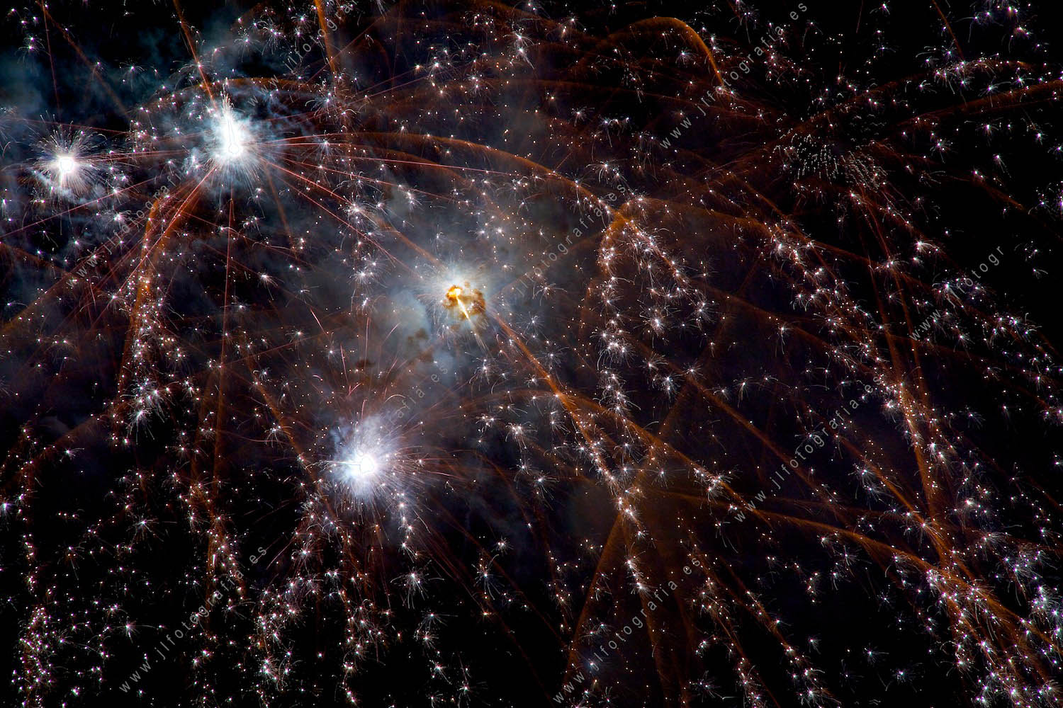 Fotografía de fuegos artificiales de la semana grande de fiestas de Bilbao, detalle de fuegos constelación de explosiones