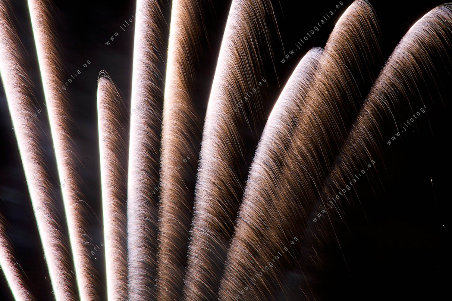 Fotografía de fuegos artificiales de la semana grande de fiestas de Bilbao, detalle de fuegos subiendo 